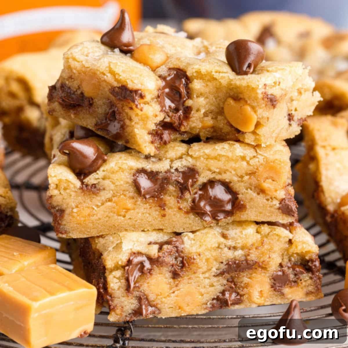 Sweet and Salty Caramel Chocolate Chip Bars 1 featured 107275