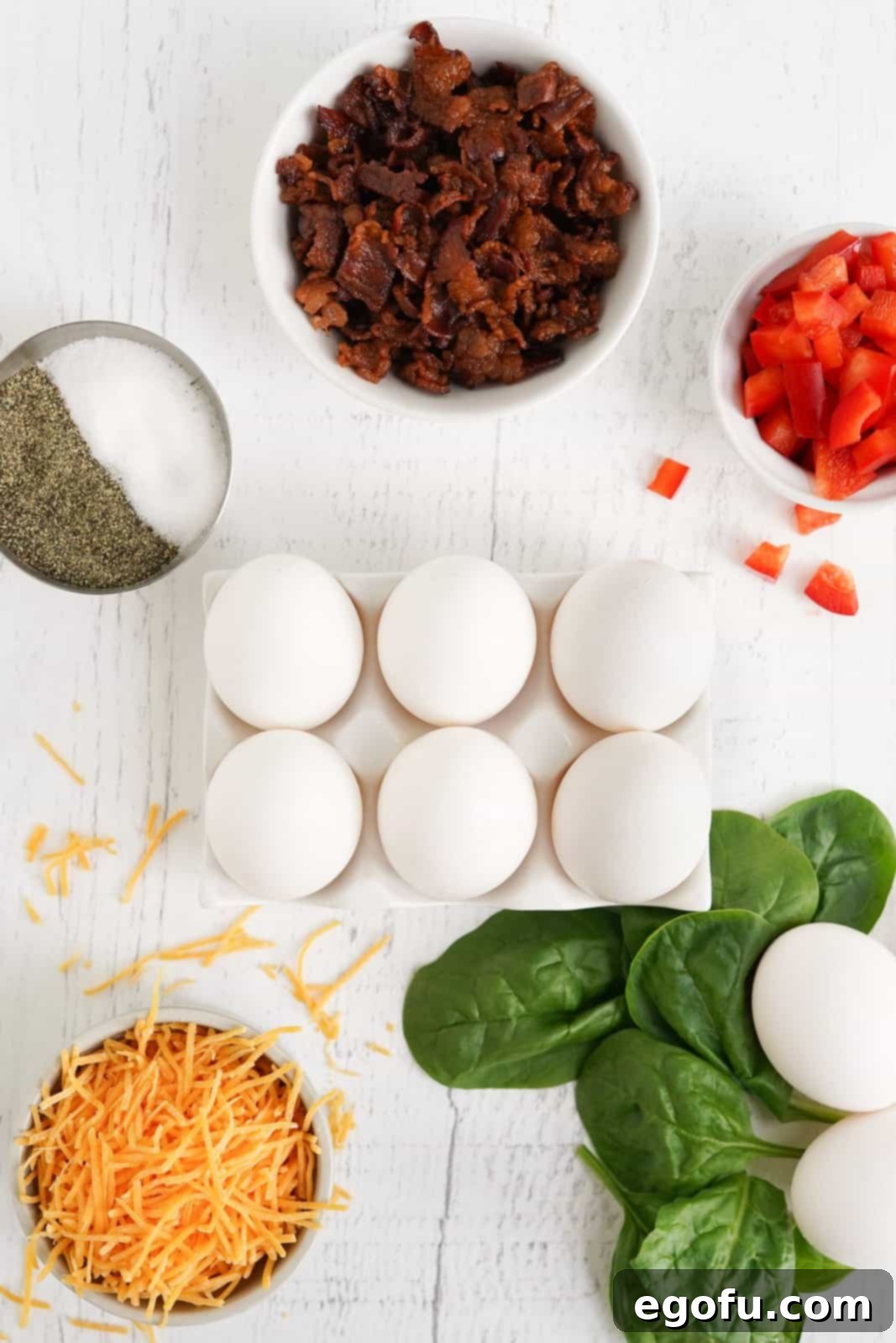 Ingredients needed: eggs, cheddar cheese, red bell pepper, spinach, bacon, salt and pepper.