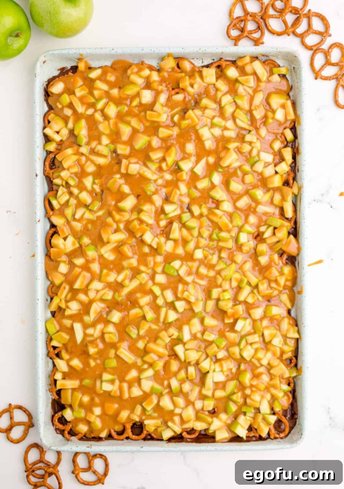 Caramel apple mixture spread evenly over the pretzel and chocolate layers.