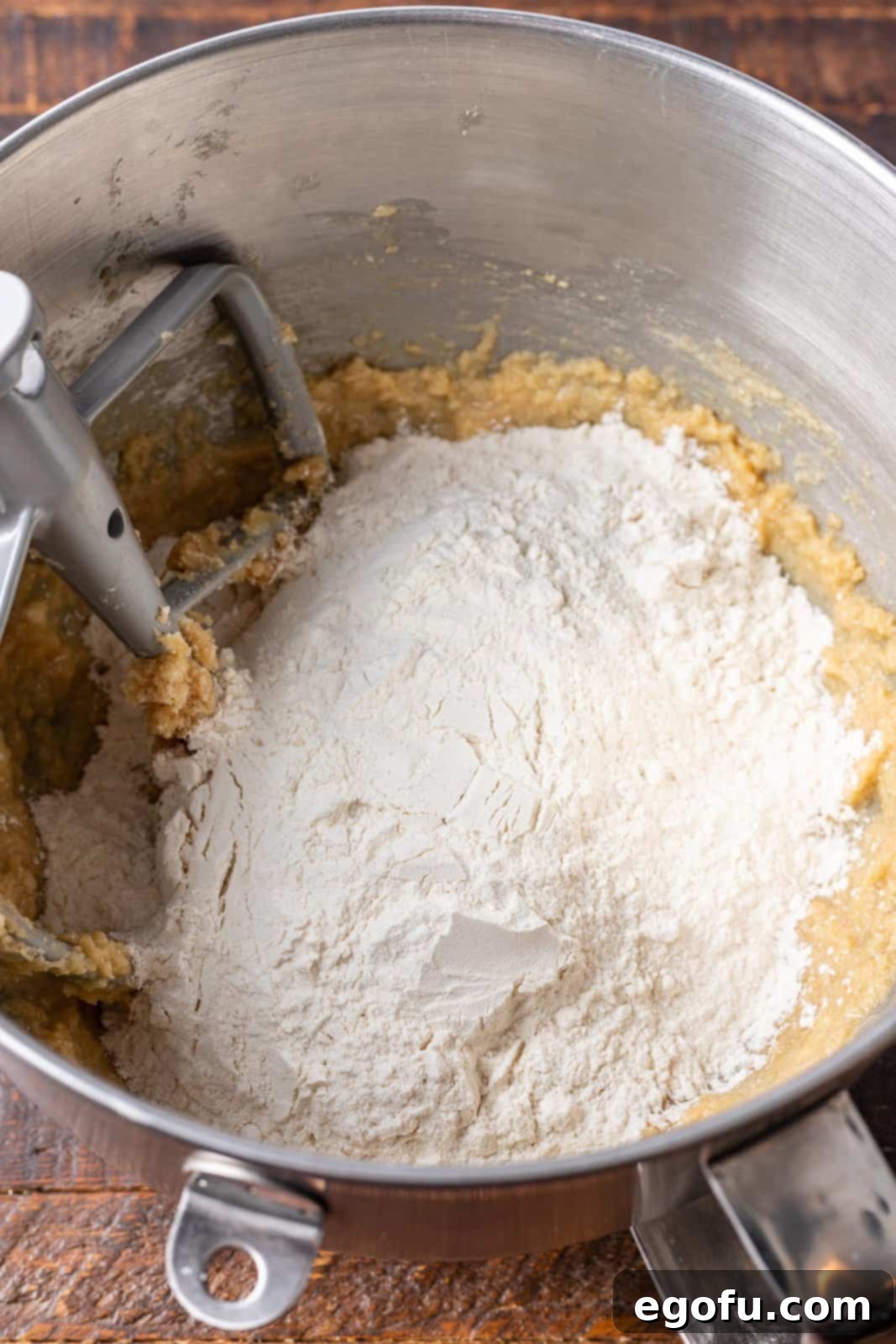 Subway Raspberry Cheesecake Bliss Bites 7 Kuru malzemeler, bu ahududulu cheesecake kurabiyelerini yapmak için ıslak malzemelere nazikçe karıştırılıyor.