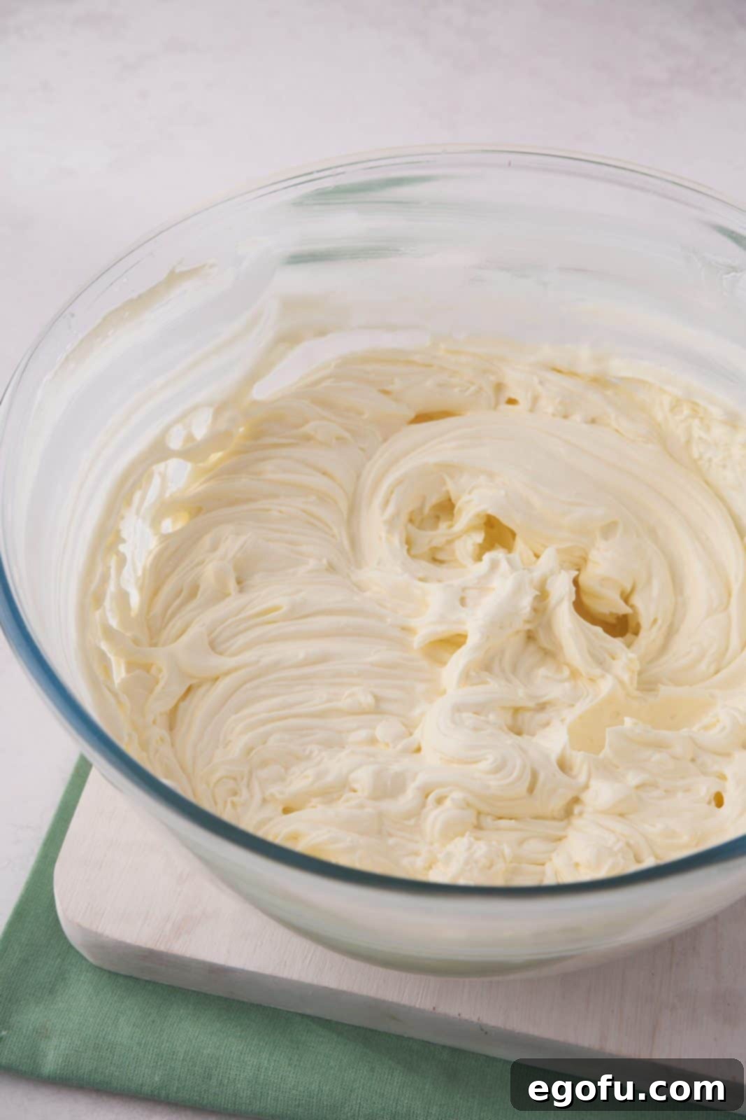 Whipped marscapone filling in bowl.