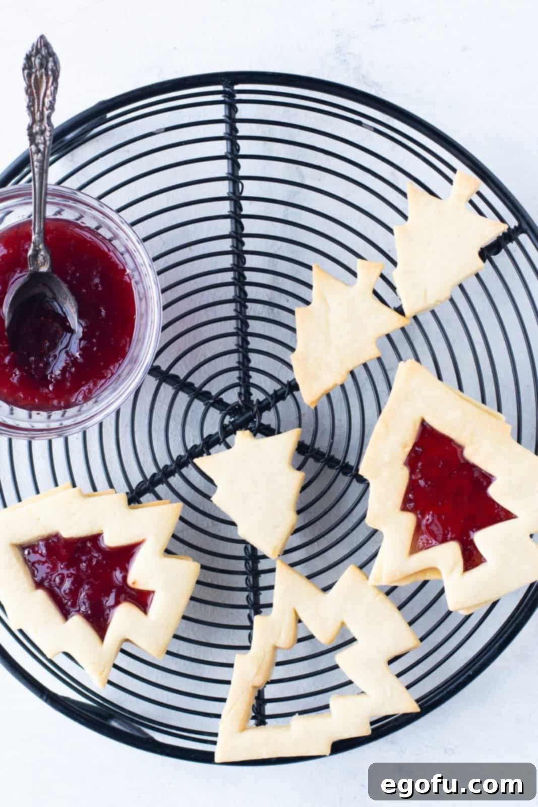 Finished cookies filled with jam.