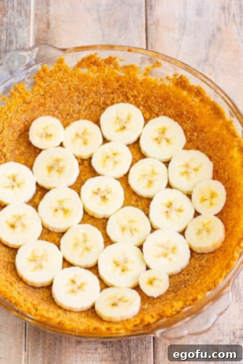 Golden Banana Dream Pie 22 A vibrant layer of fresh banana slices covering the baked Nilla wafer crust.