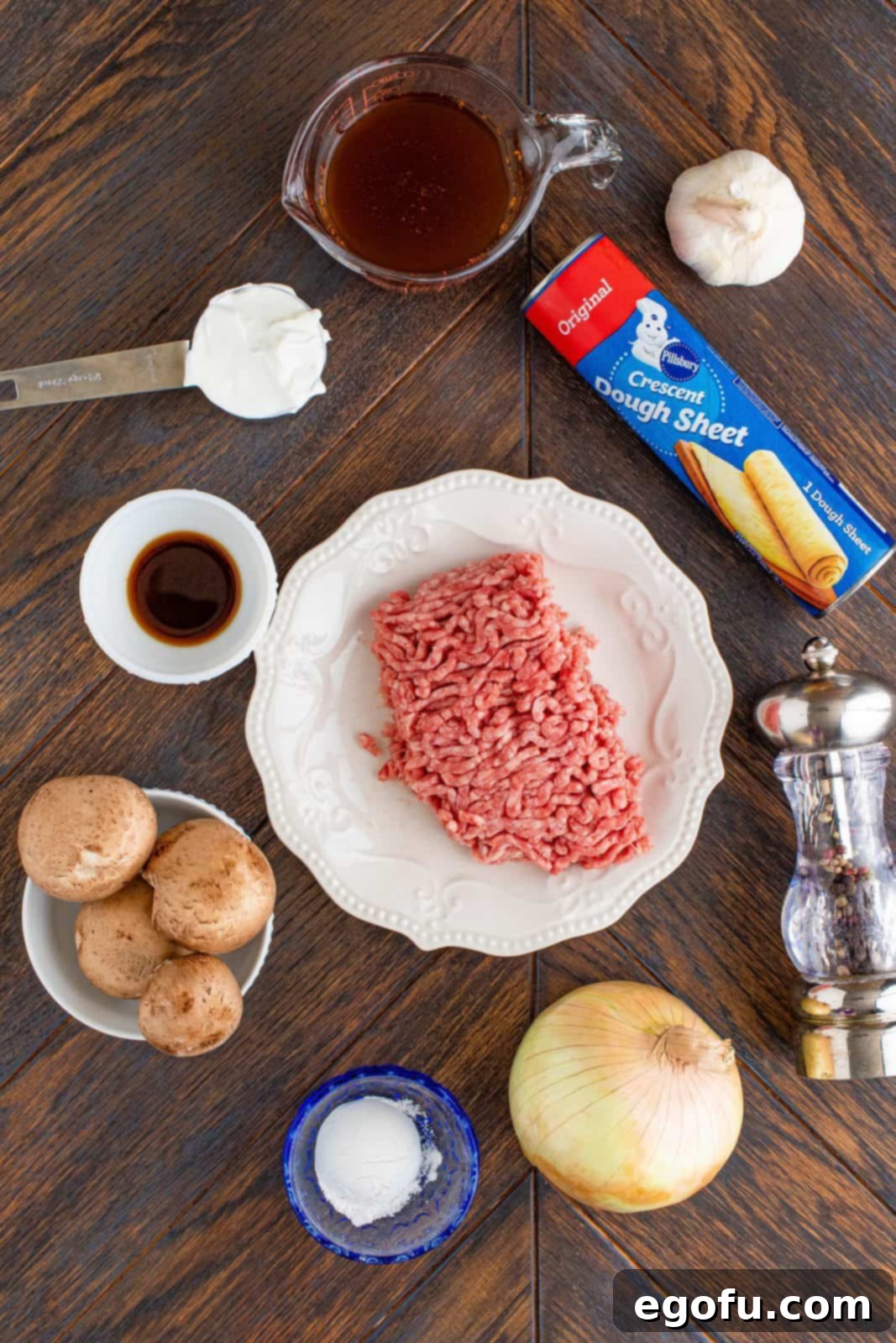 Ingredients needed: Ground beef, baby bella mushrooms, onion, garlic, all-purpose flour, beef stock, sour cream, worcestershire sauce, pepper, crescent roll dough sheet and parsley.