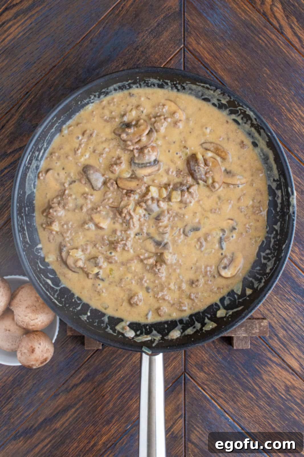 Sour cream stirred into ground beef mixture.